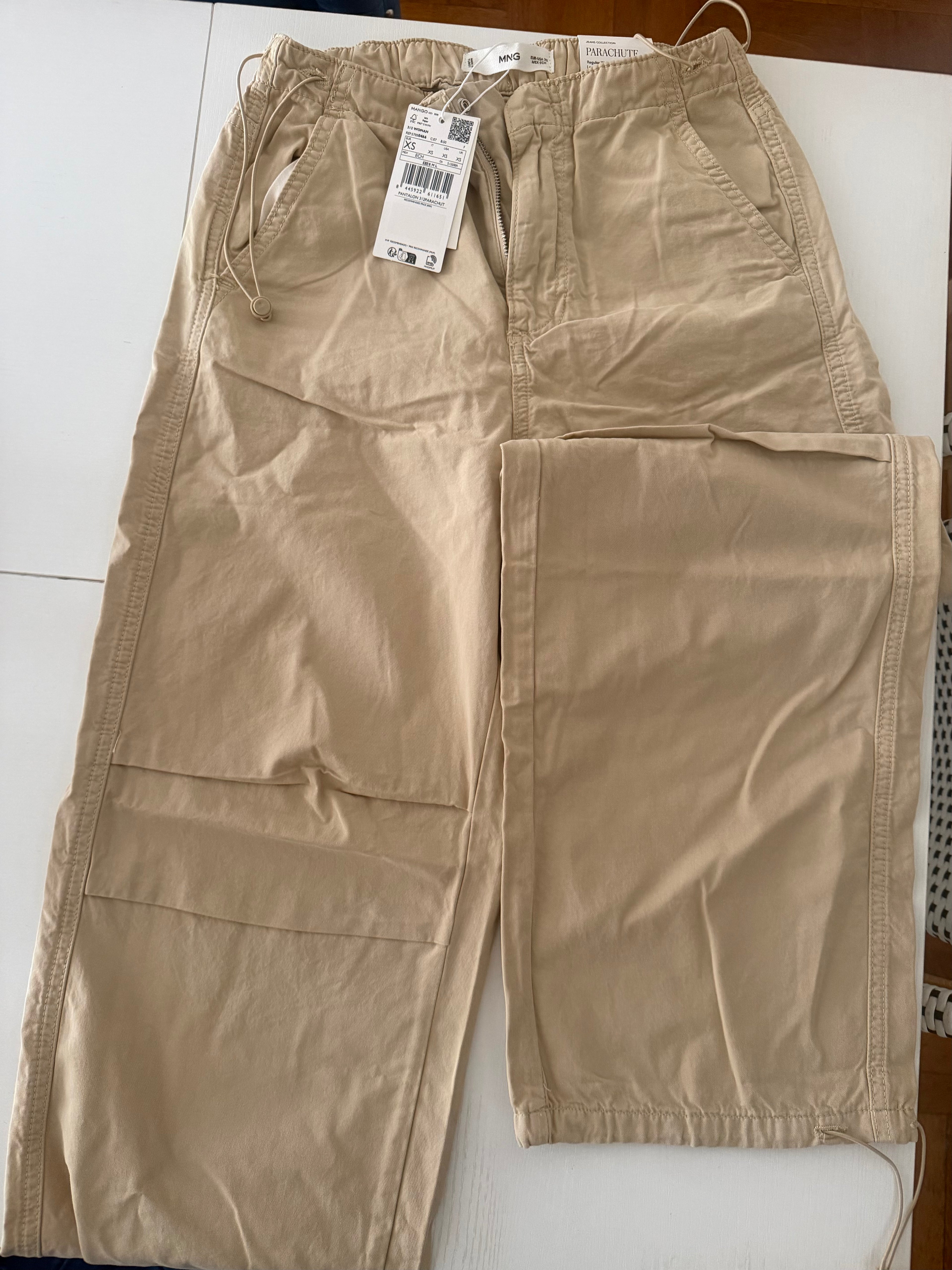 Pantalon MANGO Parachute beige, talla XS,